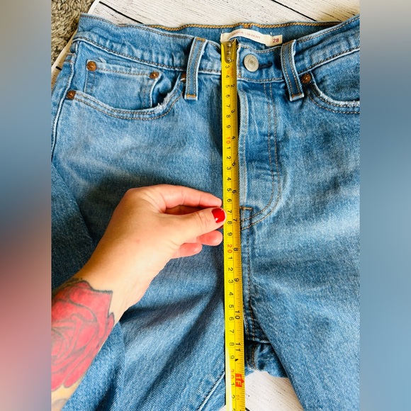 Levi’s Women’s High Rise Wedgie Straight Button Fly Jeans Size 28/26 - Picture 4 of 11